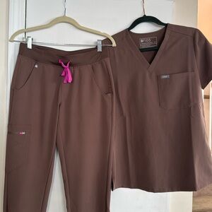 LIMITED EDITION COLLR-FIGS SCRUBS SET
XS/XS PETITE PANTS